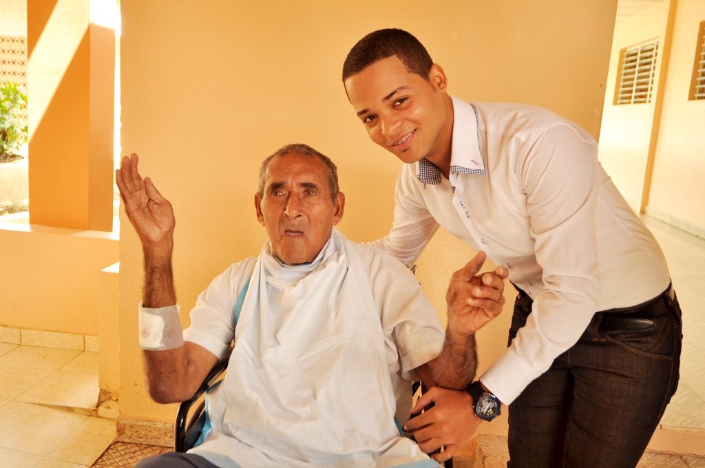 Alvyn Garcia con uno de los ancianos del asilo de ancianos de Moca